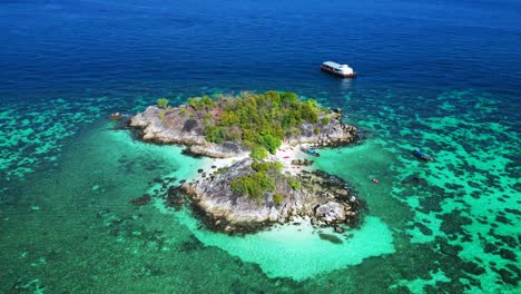 Playa-Acantilado-Rocoso-Isla-Azul-Turquesa-Mar