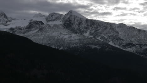 Tranquilo-Paisaje-De-Montaña-De-Bosque-Blanco-De-Whistler,-Canadá--antena