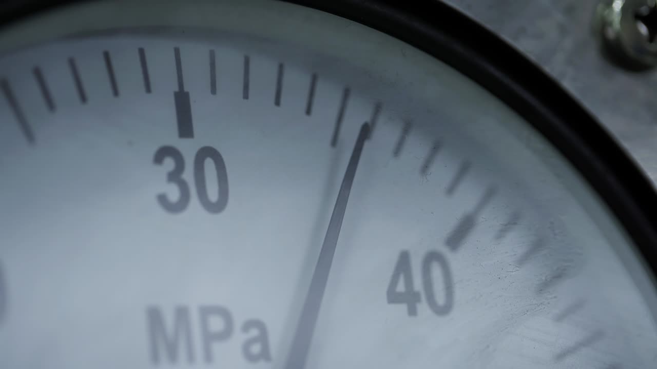 medidor de presión en una fábrica, movimiento de flecha en un medidor de tensión industrial. medidor de resistencia industrial de alta precisión. medidor del vacío con puntero descendente en el laboratorio. mededor de presión diferencial