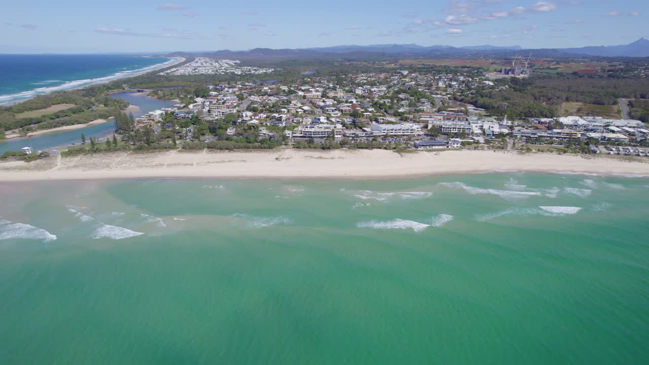화창한 여름날 킹스클리프 해변과 커진 크릭 - 호주 뉴사우스웨일즈의 킹스클리프 방파제