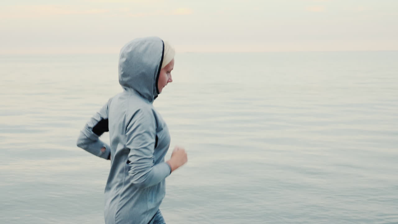 Wanita Berlari di Pagi Hari