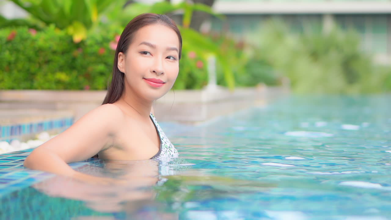 상세한 묘사, 의, a, 여자, 기대는, 그만큼, 가장자리, 의, a, 수영장