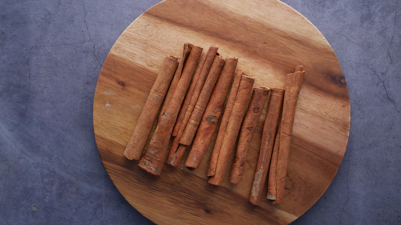 Kanelstenger på trefjøl