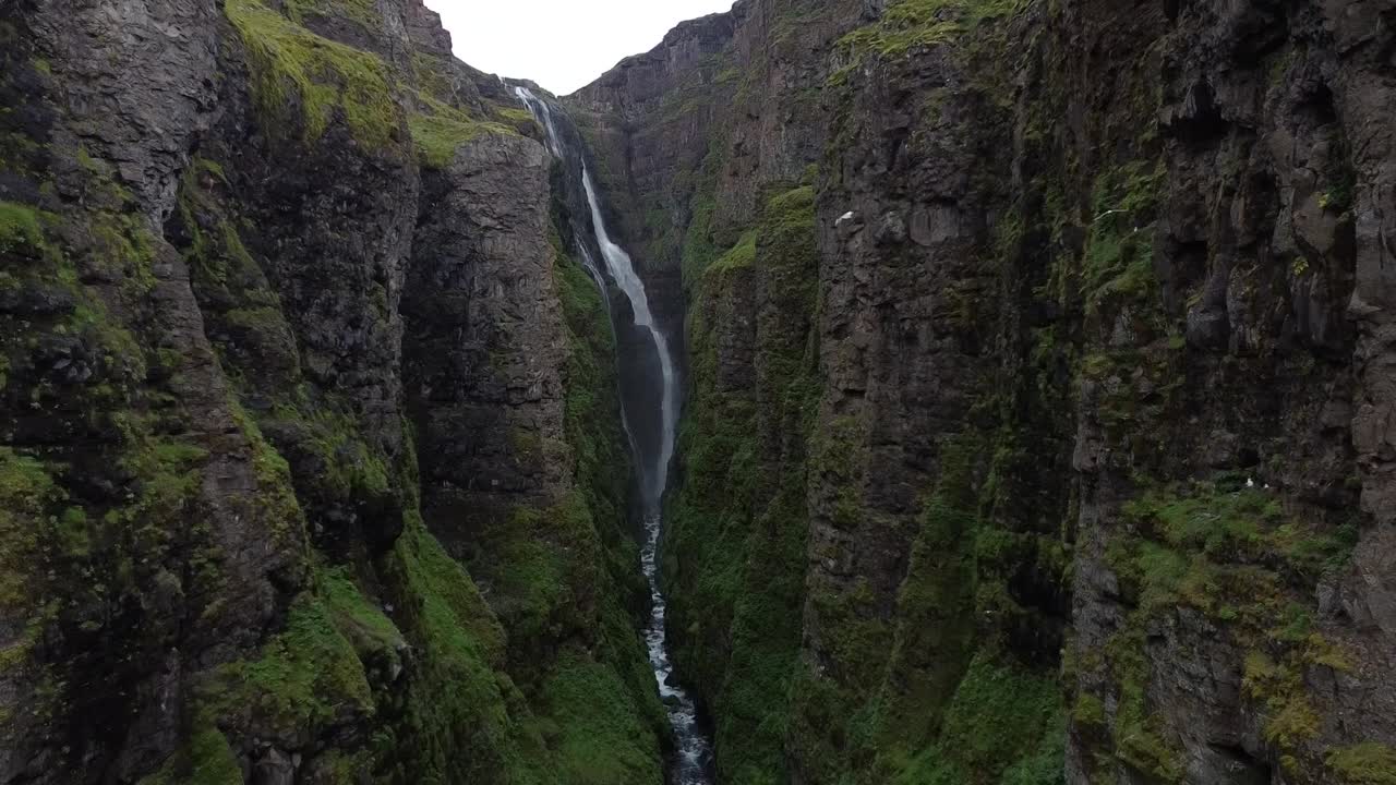 impresionante cascada del cañón glymur en islandia