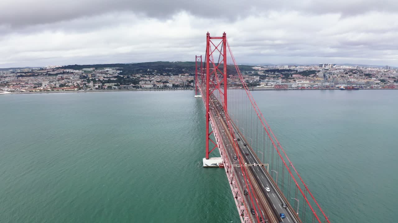 красный подвесной мост в лиссабоне