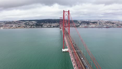 the red suspension bridge in lisbon