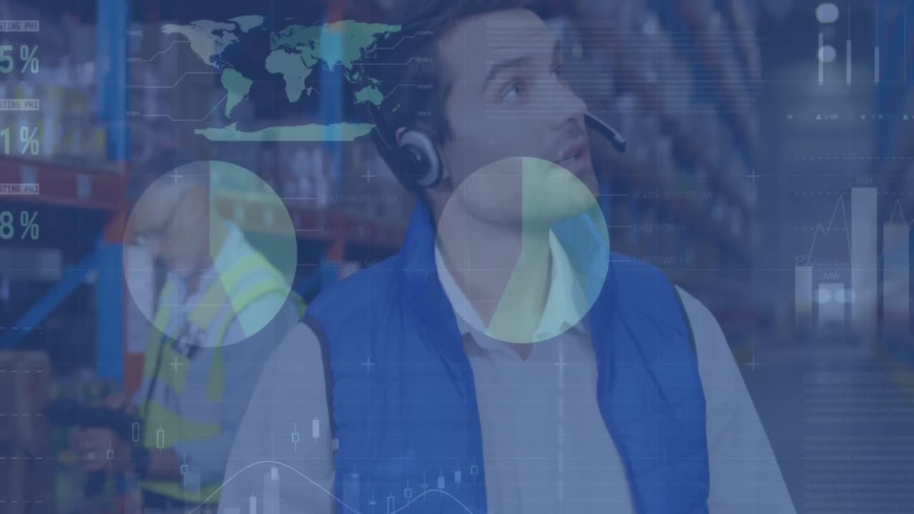 animación de un gerente caucásico usando una tableta digital en un almacén