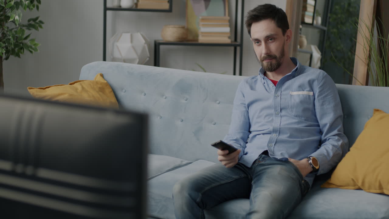 L'uomo guarda la tv