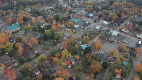 Sobrevuelo-De-Drones-De-Una-Pequeña-Ciudad-Norteamericana-En-La-Temporada-De-Otoño