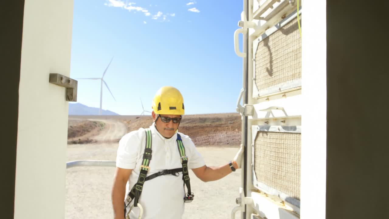 ingeniero masculino abriendo la puerta del molino de viento 4k