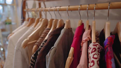 Clothes-on-a-clothing-rack-at-a-thrift-store