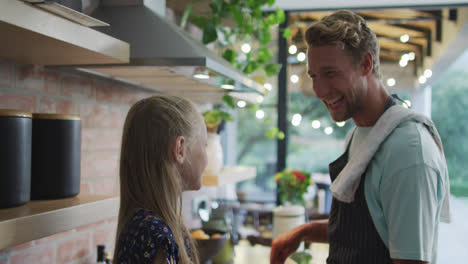 padre e hija cocinando juntos