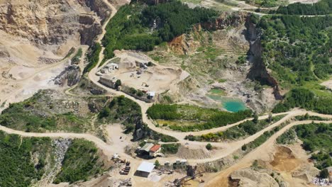 sitio de excavación en la ladera de la montaña cavando la cara de la montaña