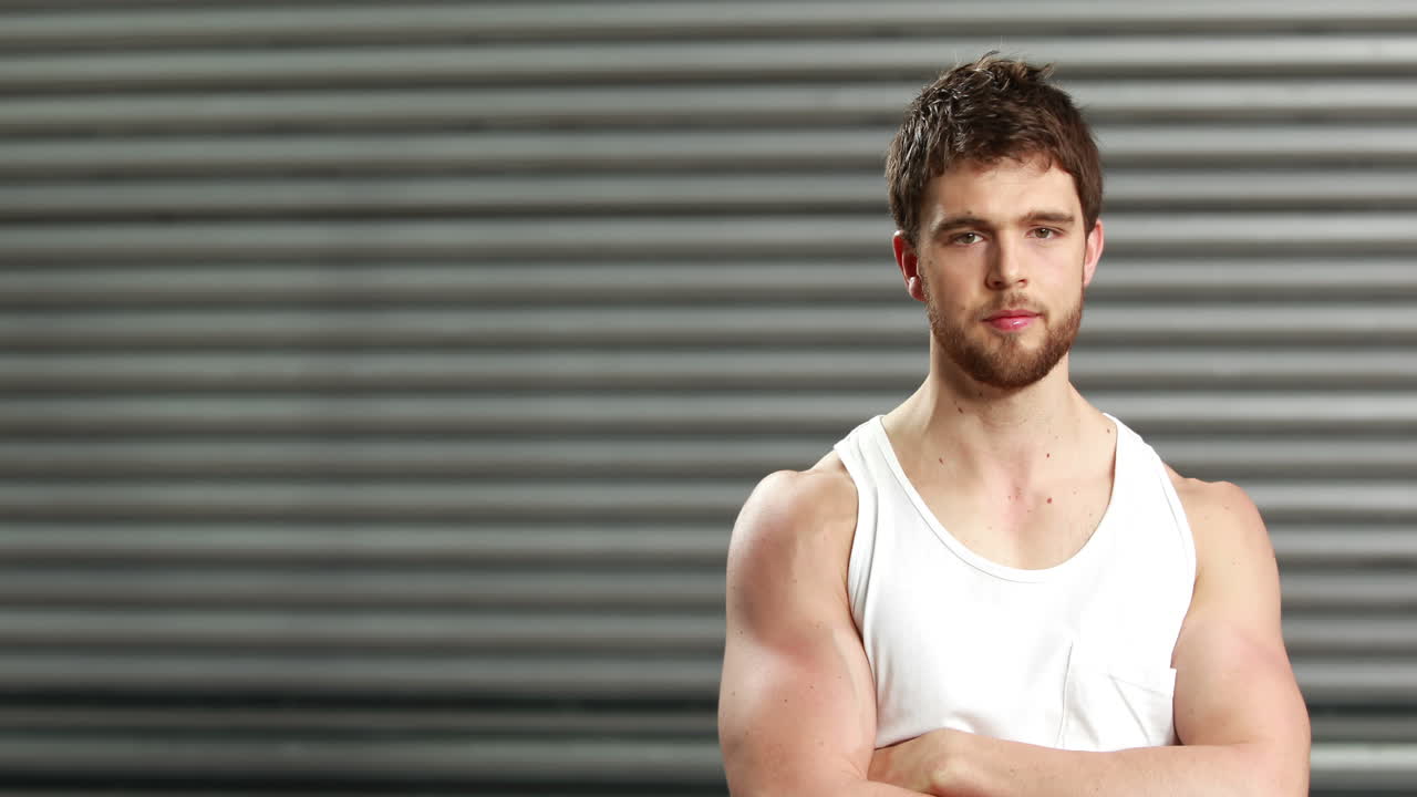 미소 짓는 운동 선수가 엄지손가락을 들고