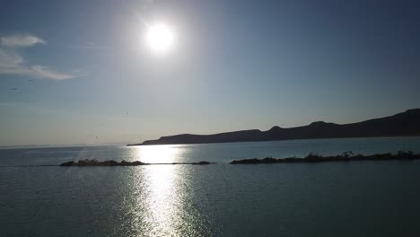 Luftaufnahme-Von-Fregattvögeln,-Die-Auf-Der-Insel-Spiritua-Santo,-Nationalpark-Spiritua-Santo-Archipelago,-Baja-California-Sur-Fliegen