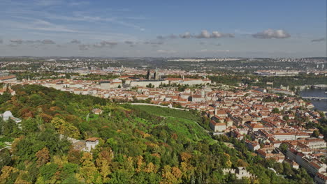 Prag,-Tschechien,-Luftaufnahme-V42,-Überführung-Des-Petrin-Hügels,-Aufnahme-Malerischer-Gärten-Und-Parks,-Blick-Auf-Die-Burg-Hradschin,-Altstadt-Stadtbild-über-Die-Moldau-–-Aufgenommen-Mit-Mavic-3-Cine-–-November-2022