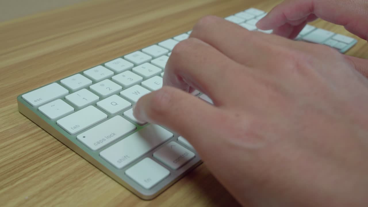 무선 키보드에 무언가를 입력