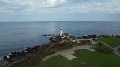 Drone-Dando-Vueltas-Por-Encima-Del-Faro-En-Maine