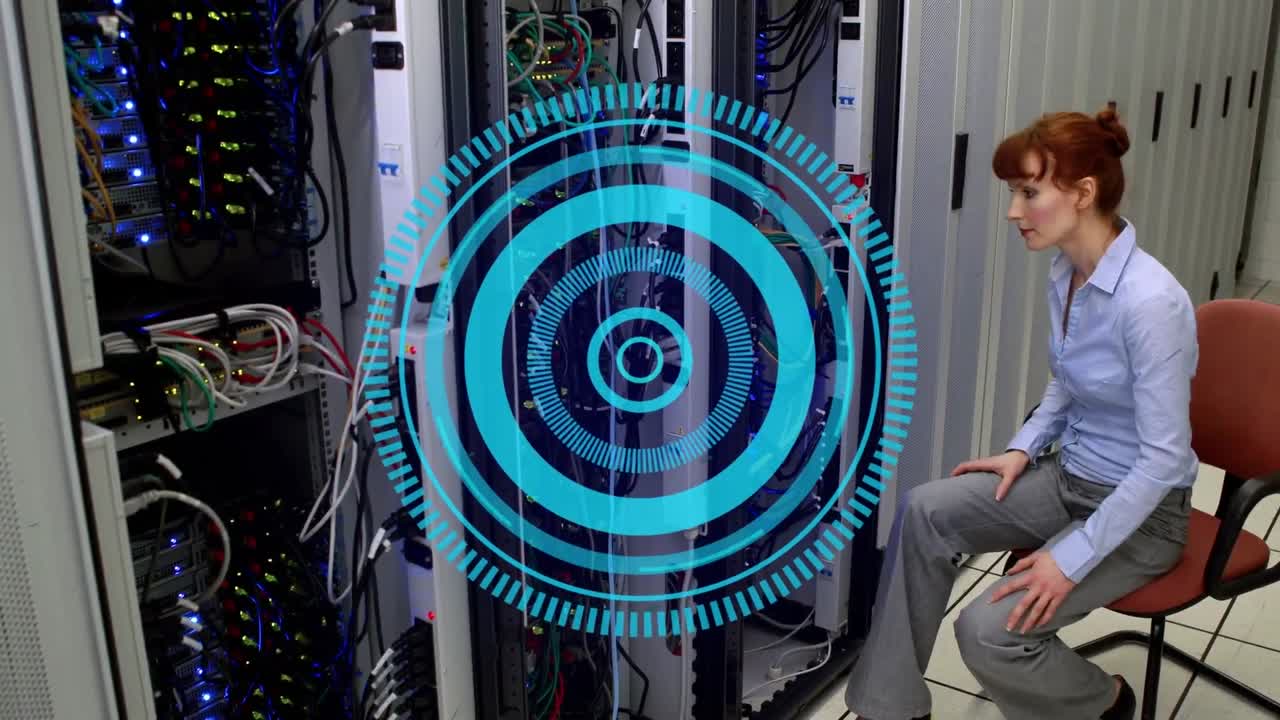 animación de escaneo de alcance sobre mujer de negocios caucásica en la sala de servidores