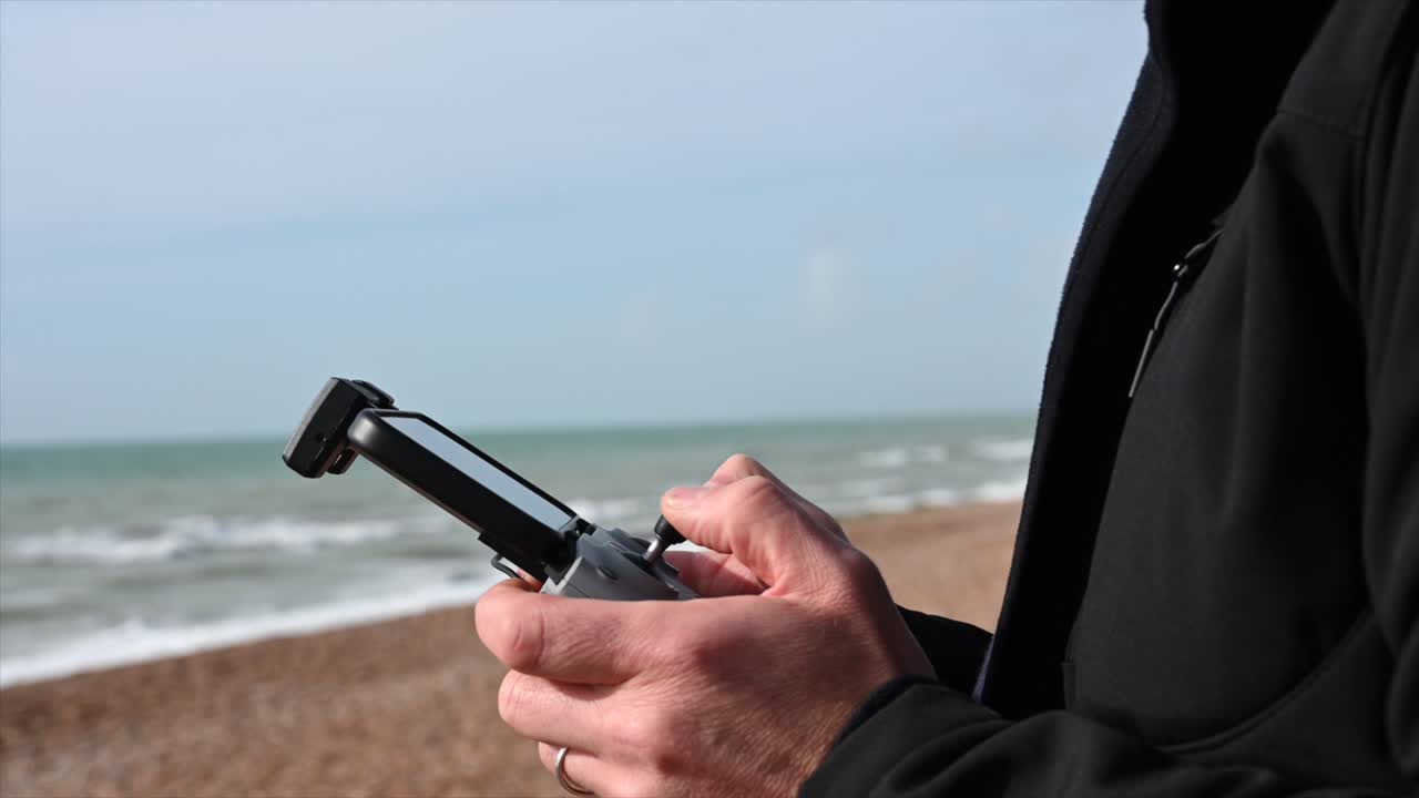 열심히 일하는 무인 항공기 조종사의 클로즈업