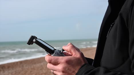 primer plano del piloto de drones trabajando duro