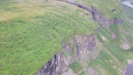 imágenes de drones de inclinación suave desde el cañón alta del norte de noruega