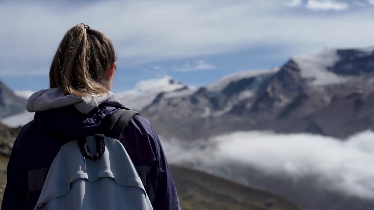 senderismo femenino alrededor de la montaña matterhorn en suiza