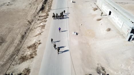 Soldado-De-Las-Fdi-Corriendo-De-La-Mano-Durante-El-Entrenamiento-Físico-De-Rutina-En-El-Desierto