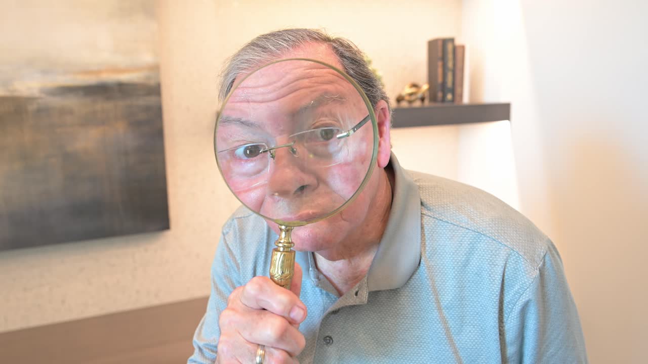 el macho mayor recoge una lupa para comprobar los buenos precios y buscar ofertas