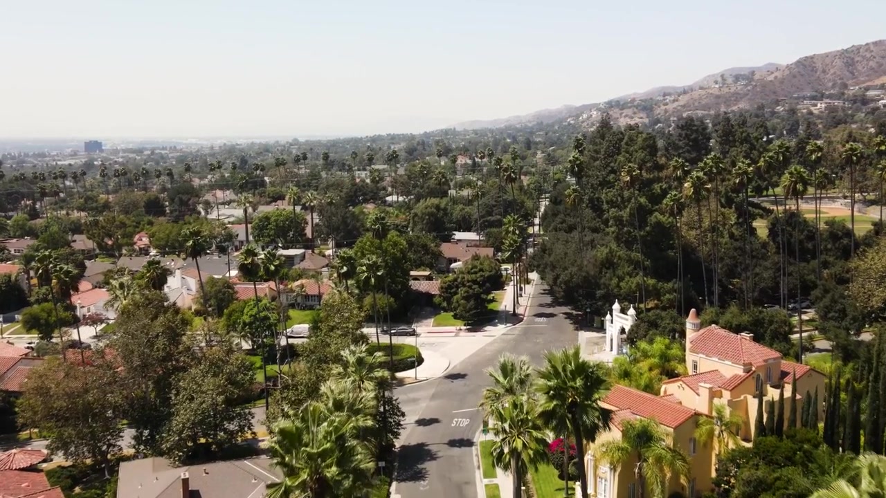 Ripresa aerea con drone di un quartiere a Los Angeles, California.