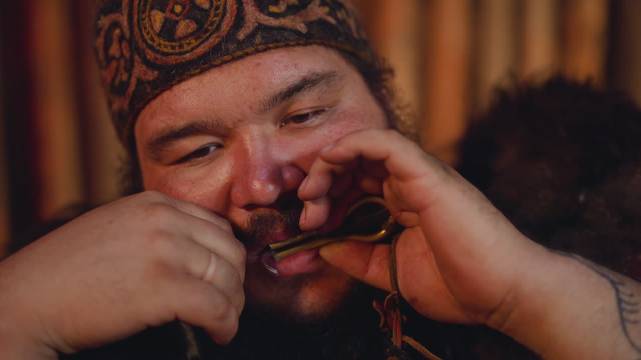 hombre rechoncho con ropa nacional juega vargan en el escenario