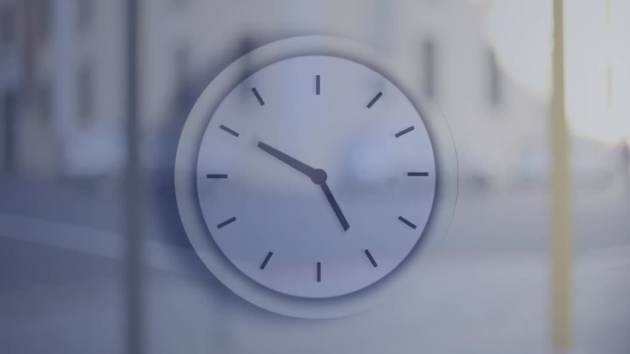 animación del reloj que se mueve sobre la ciudad