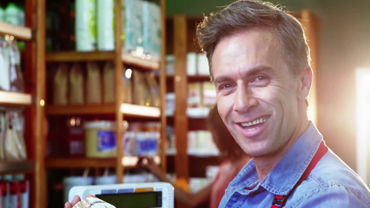 슈퍼마켓 에서  ⁇  을 들고 있는 웃는 직원 들