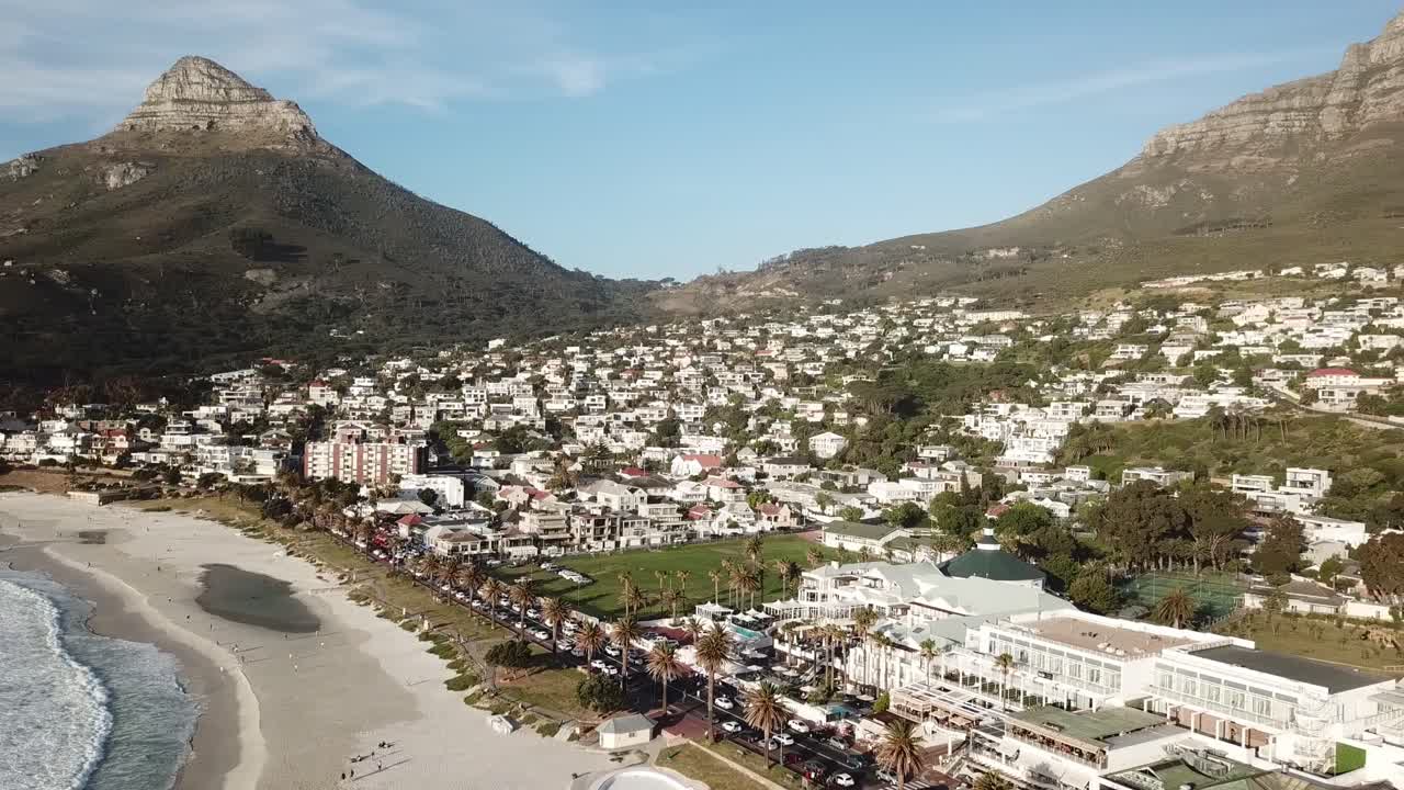 paning right from the ocean to Lions Head mountain to the 12 apostles mountains and the city camps bay below