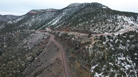 Steiler-Gebirgspass,-Der-Sich-Im-Winter-Durch-Den-Salt-Canyon-Arizona-Schlängelt,-Mit-Leichtem-Schnee-–-Route-60-Arizona-Aerial