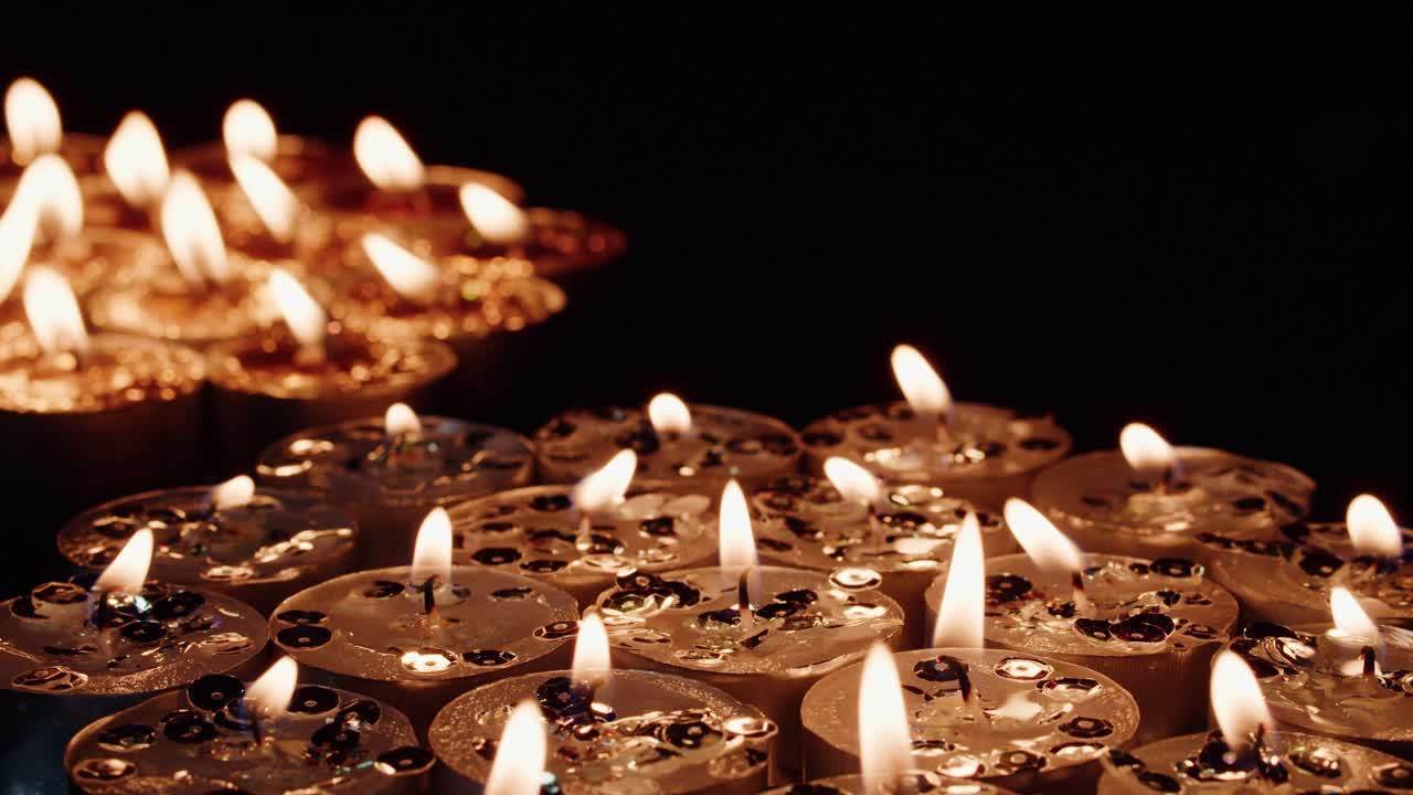 Sfondo di candele luccicanti in tazza da tè, luci giallo oro brillanti per celebrazioni, eventi religiosi, festival e anniversari.