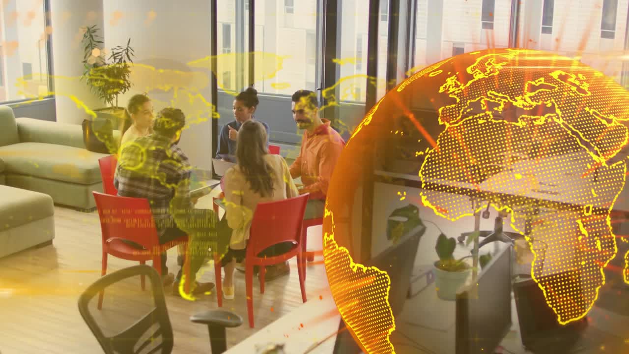 Globo em movimento varrendo, revelando escritório e expondo equipe de cinco compartilhando tablet, planejando negócios