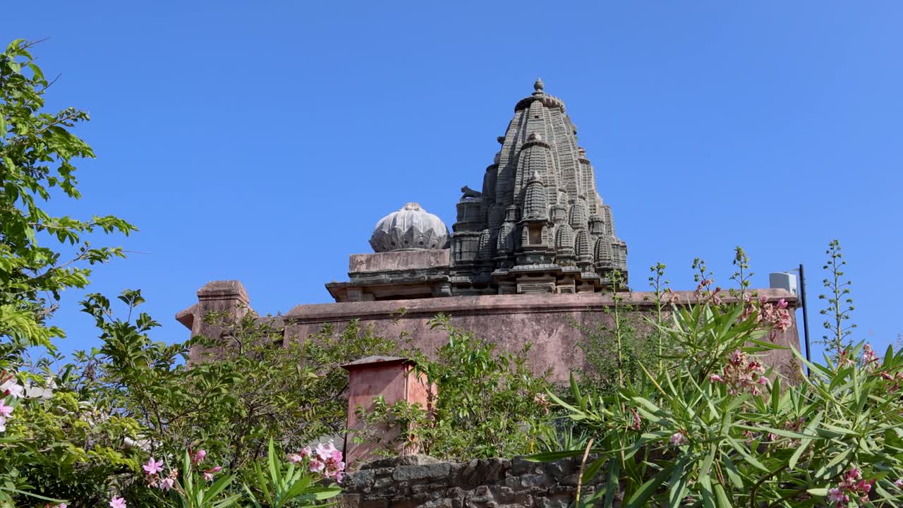 antigua cúpula del templo arquitectura única con cielo azul brillante por la mañana el video se toma en el fuerte de kumbhal kumbhalgarh rajasthan india