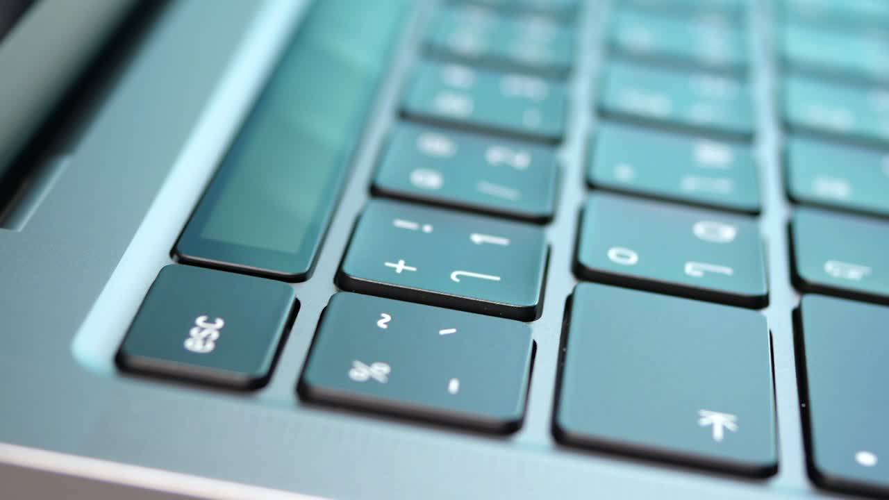 usb 타입 c 포트의 근접 회전 움직임은 노트북에 연결하기 위해 흐릿한 태국 키보드입니다.