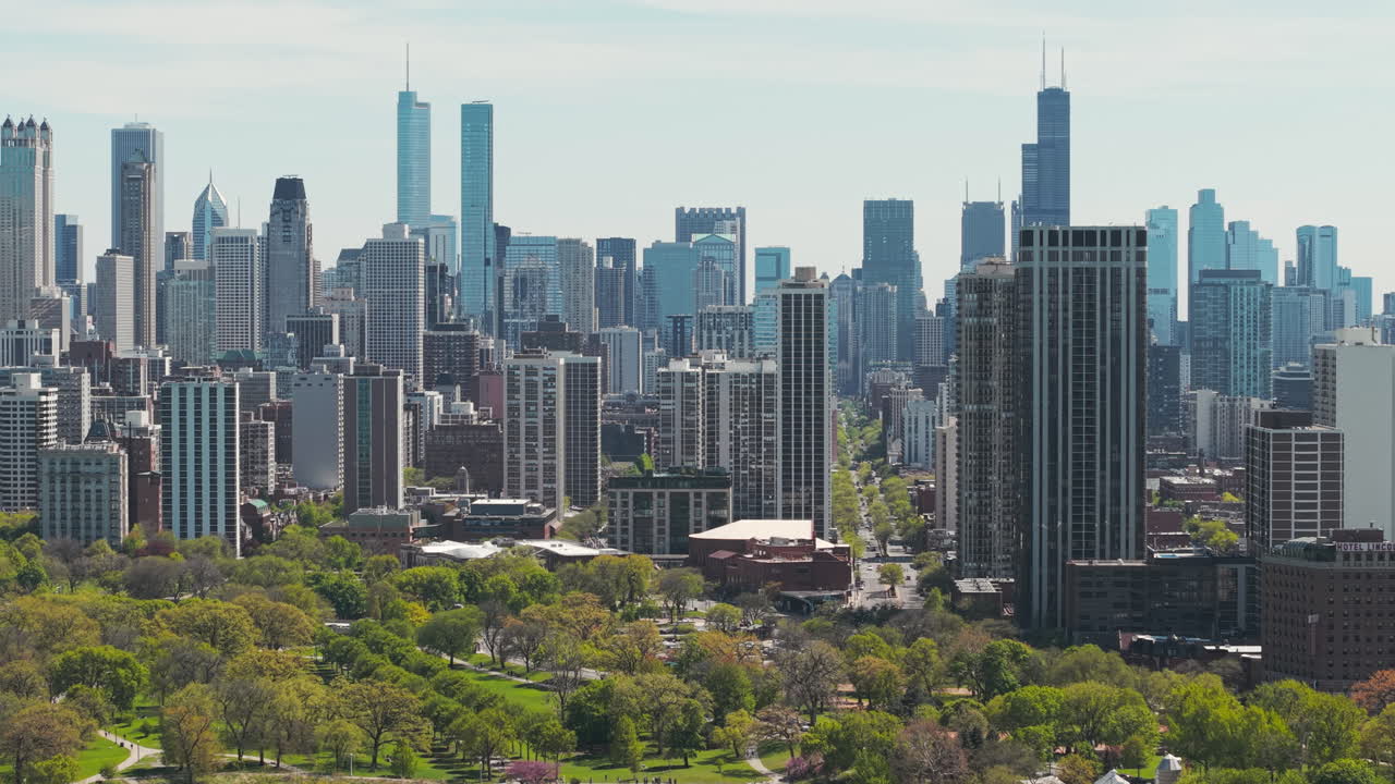 Skyline del centro di Chicago, ripresa con drone delle torri centrali e paesaggio di Lincoln Park, Illinois, USA