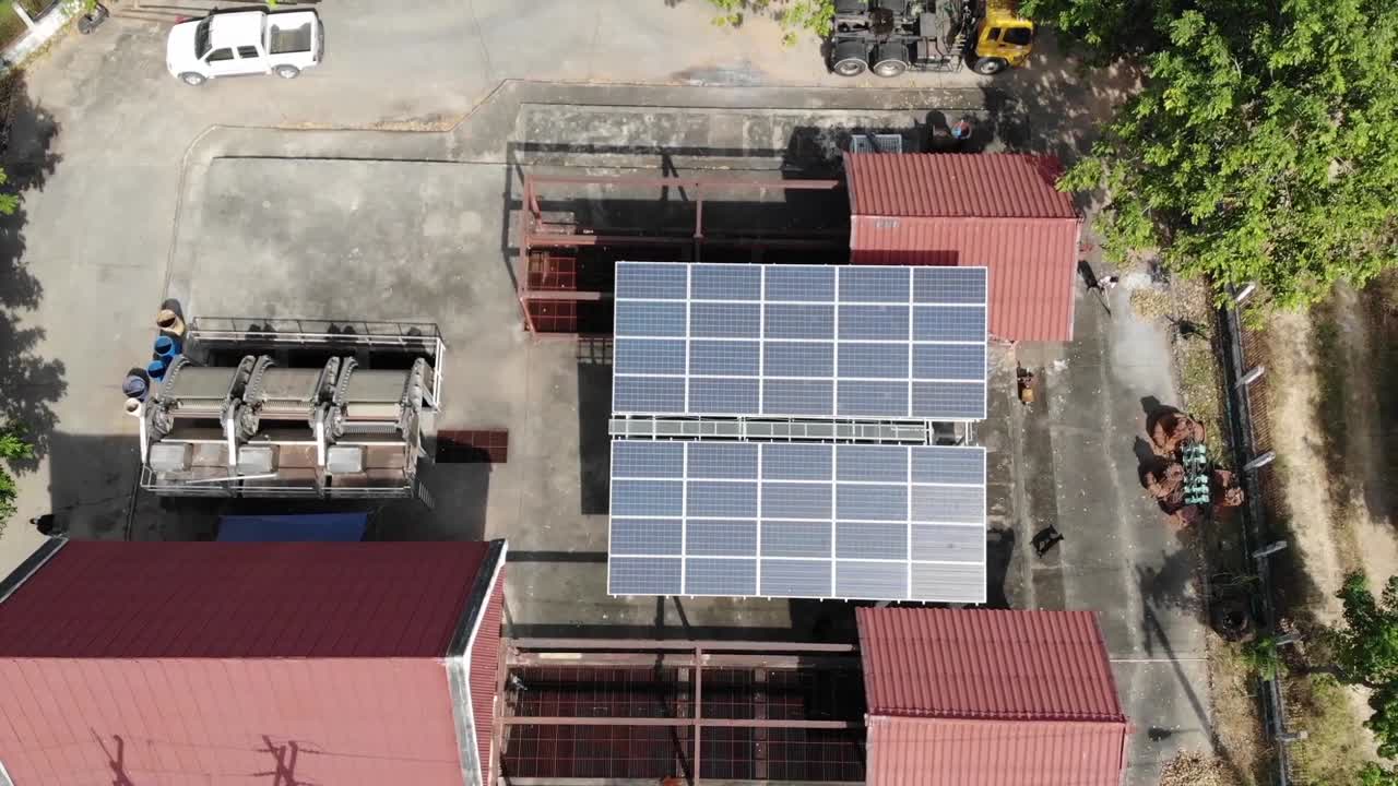 vista aérea del panel solar en el techo de una fábrica rural, tailandia