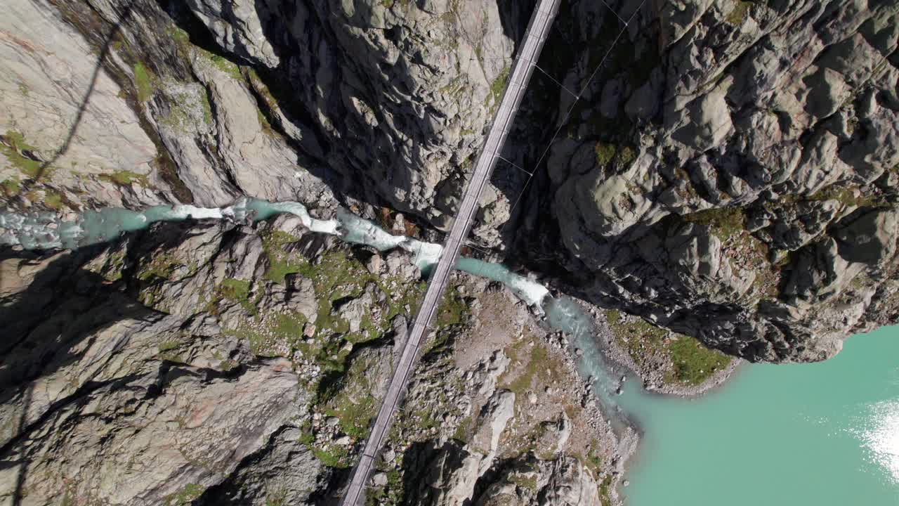 vista aérea de arriba hacia abajo de triftbrucke, puente de trift, un puente colgante en innertkirchen, suiza