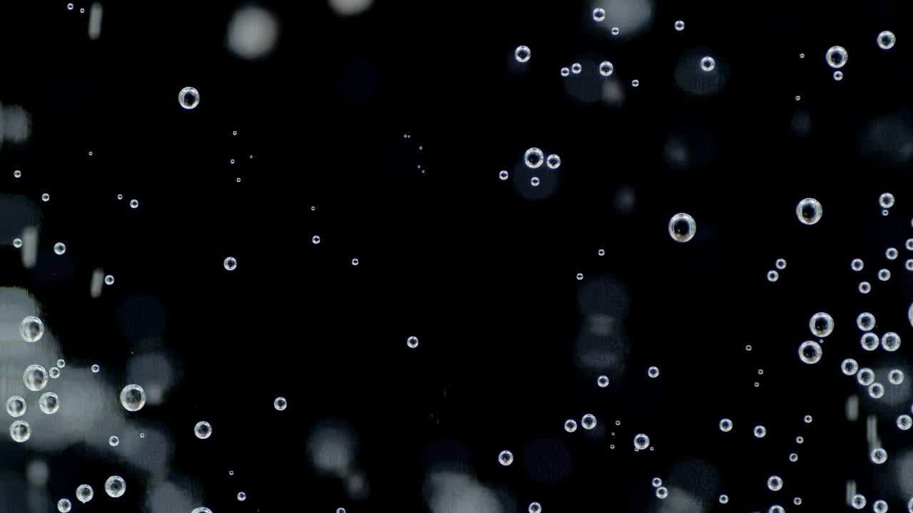 las burbujas de aire bajo el agua se levantan.