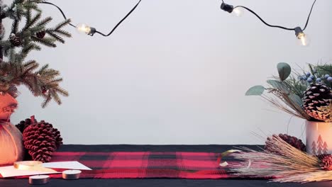 fondo blanco con mantel negro y rojo decorado con elementos festivos como un pino y árboles