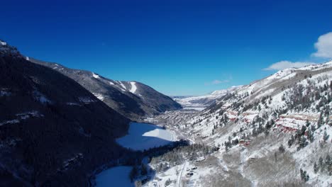 tiro de dron muy lejano y alto de teluride, colorado en un día soleado