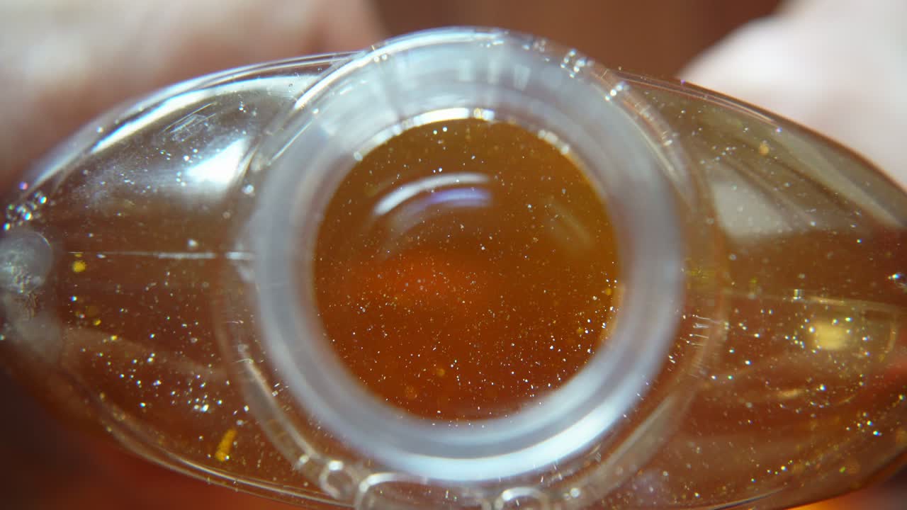 Spremitura della bottiglia di sapone liquido glitterato.