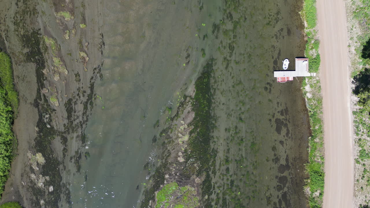 중간 에 작은 섬 들 과 가장자리 에 있는 보트 도크 들 을 가진 강 의 위 로 내려다보는 모습