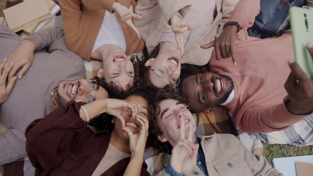 amigos tomando una selfie al aire libre