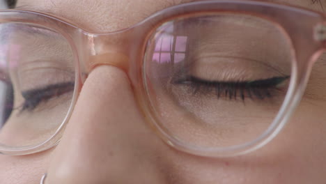 cerca ojos de mujer joven sonriendo expresión feliz mirando pensativo usando gafas elegantes concepto de cuidado de los ojos