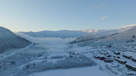 Kaltes-Myrkdalen-Tal-Bei-Sonnenaufgang-Am-Frühen-Morgen-Mit-Frostigem-Dunst-Im-Hintergrund---Antenne-Neben-Der-Straße-Rv-13-Mit-Blick-In-Richtung-Voss-Und-Vinje-Norwegen-Mit-Dem-Vossestrand-Hotel-Auf-Der-Rechten-Seite